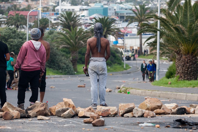 Hangberg protesters clash with police