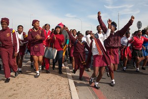 Thousands of learners protest against overcrowded classrooms.